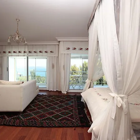 Alti Butik Bed & Breakfast Cesme